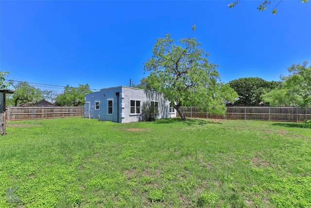 view of yard with an outbuilding