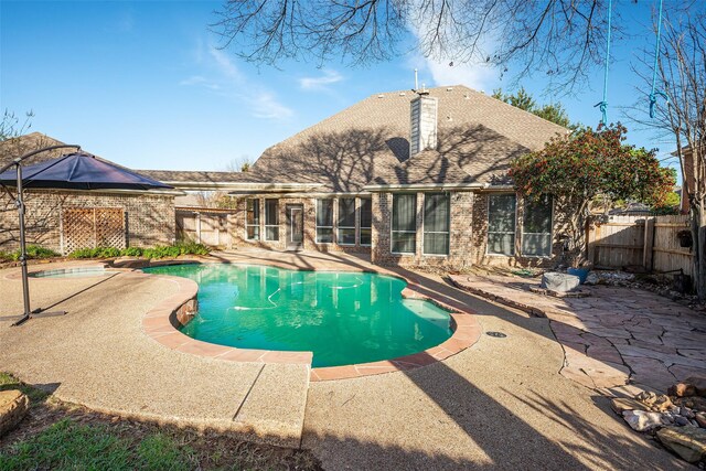 view of front of property featuring a front yard