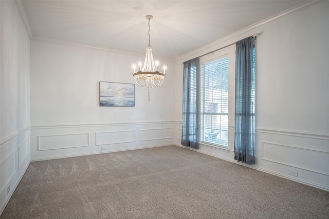 unfurnished room featuring ornamental molding, carpet, and an inviting chandelier