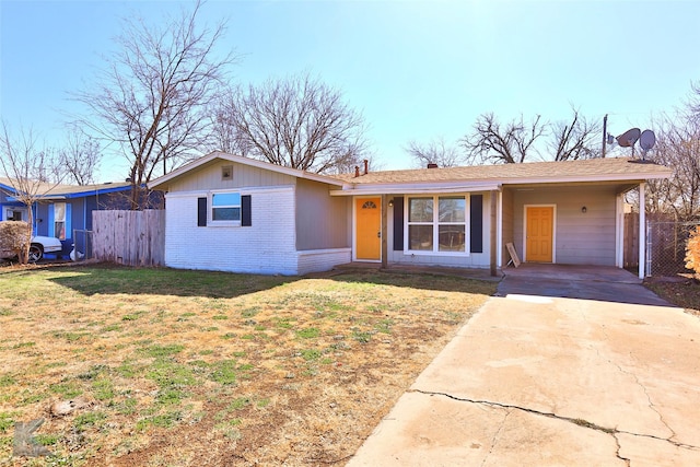 ranch-style home featuring a front lawn and a carport