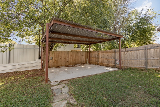 view of yard featuring a patio area