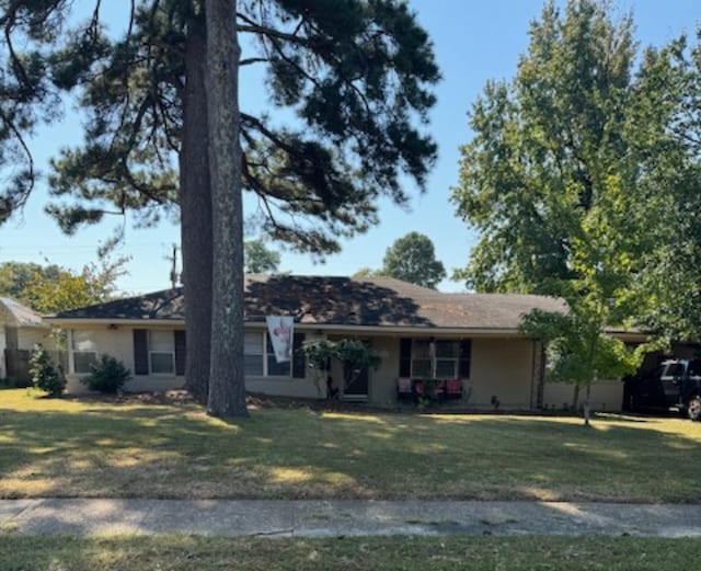 ranch-style home featuring a front lawn