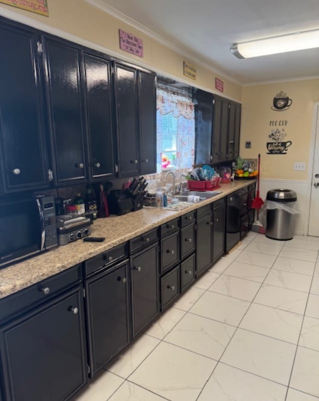 kitchen featuring crown molding, sink, black appliances, and blue cabinets