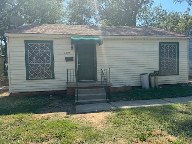 view of front of home featuring a front lawn