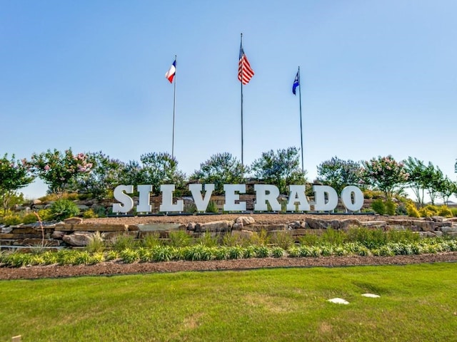 community sign with a lawn