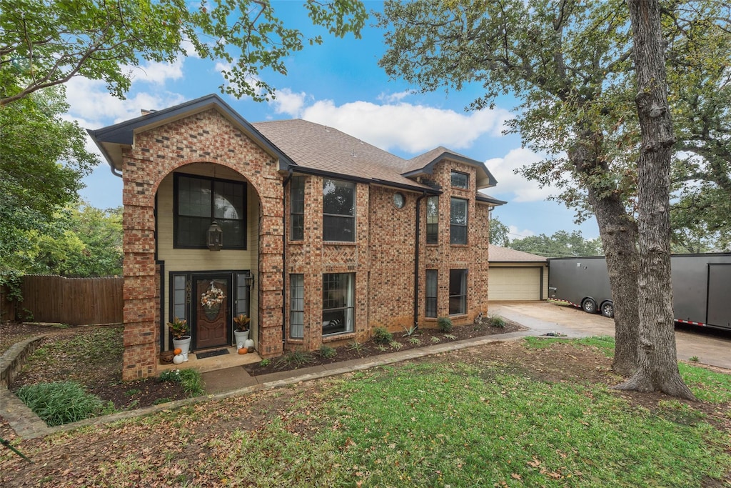 view of front facade featuring a garage and a front lawn