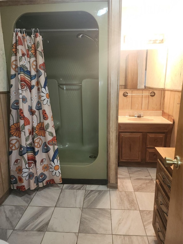 bathroom featuring a shower with shower curtain and vanity