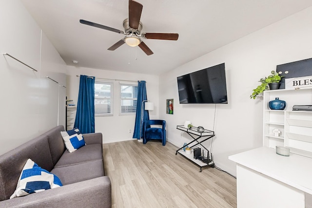 living room featuring light hardwood / wood-style floors and ceiling fan