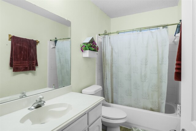 full bathroom featuring shower / bath combo with shower curtain, vanity, toilet, and a textured ceiling