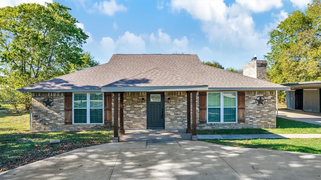 view of front of house with a front lawn