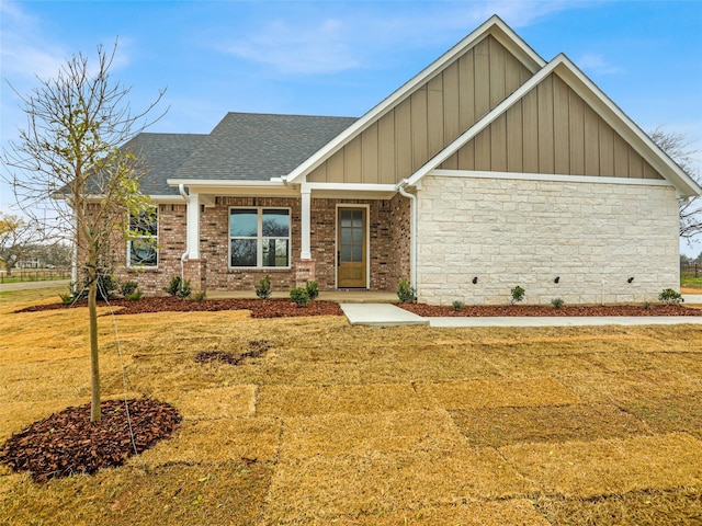 craftsman-style house featuring a front yard