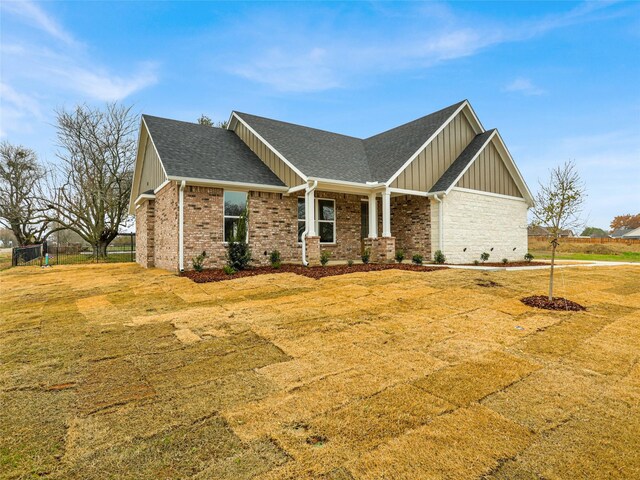 craftsman-style home featuring a front yard