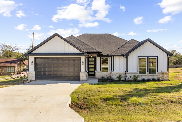 view of front of house featuring a garage and a front yard