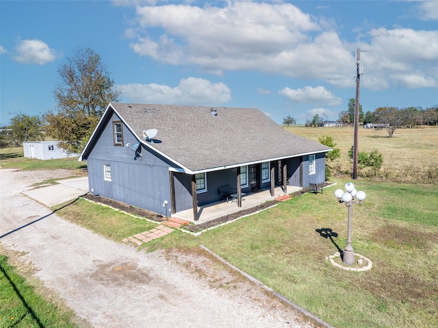 view of front of home with a front lawn