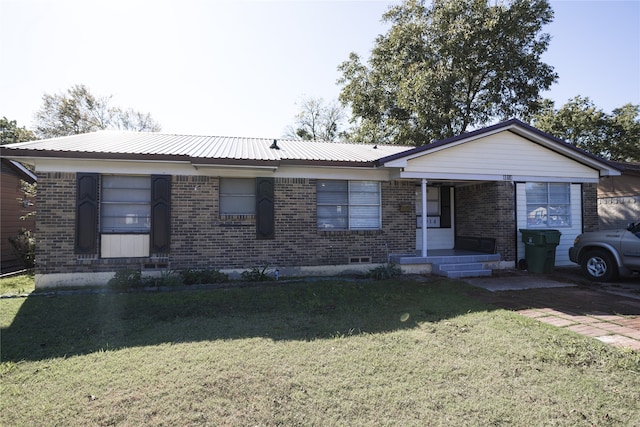 ranch-style home featuring a front lawn