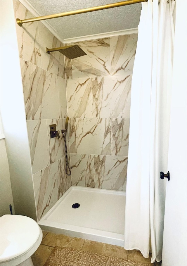 bathroom with a shower with curtain, a textured ceiling, and toilet