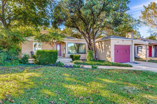 ranch-style house featuring a front lawn and a garage