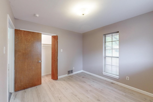 unfurnished room featuring light hardwood / wood-style flooring