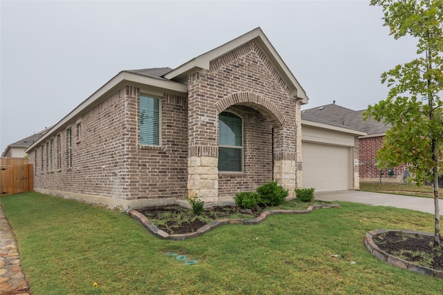 view of front facade featuring a garage and a front lawn