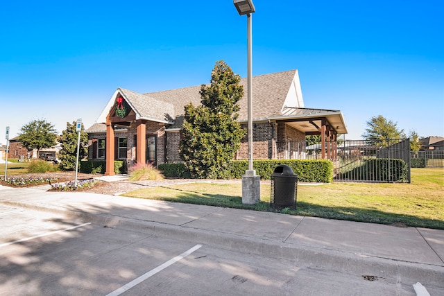 view of front of property featuring a front yard