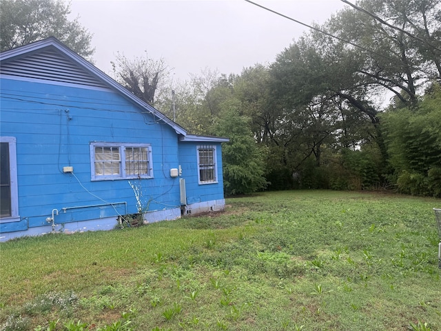 view of side of property featuring a yard