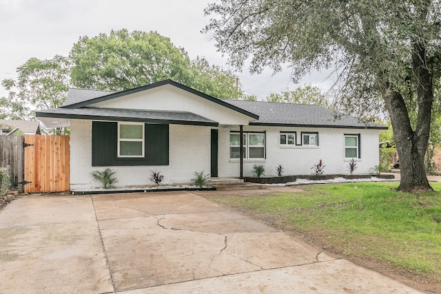 ranch-style home with a front yard