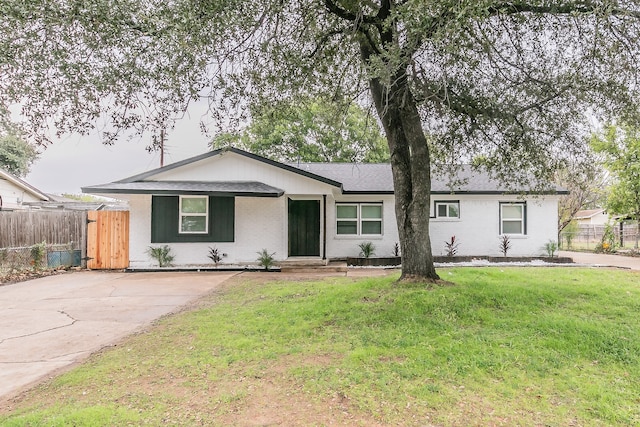 single story home with a front yard