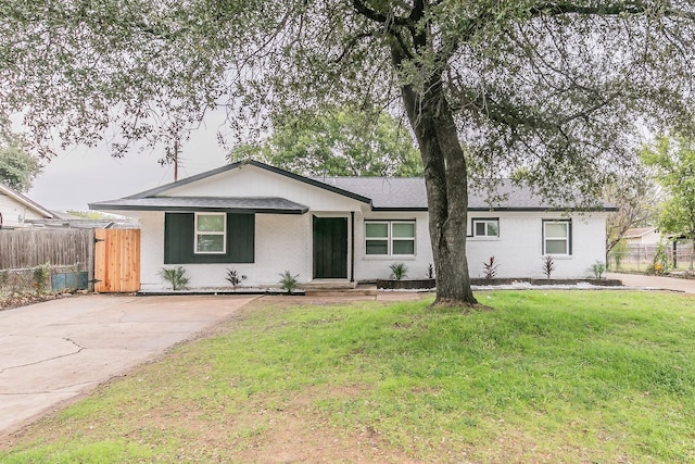 single story home featuring a front yard