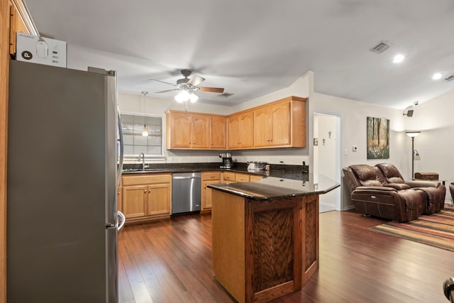 kitchen with stainless steel appliances, dark hardwood / wood-style flooring, kitchen peninsula, sink, and ceiling fan