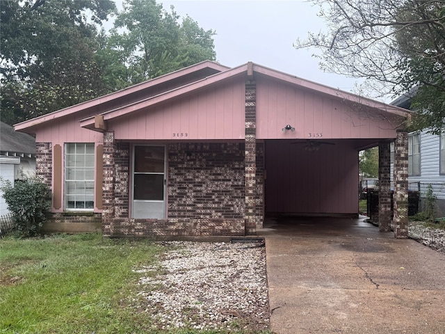 view of front of property featuring a front yard and a carport