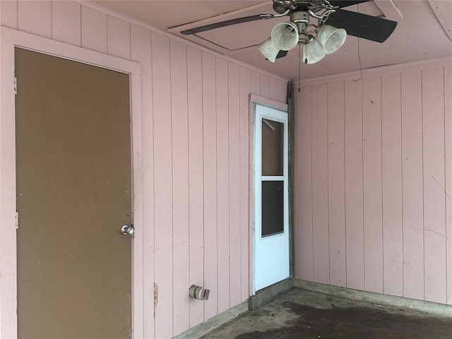 doorway to property with ceiling fan