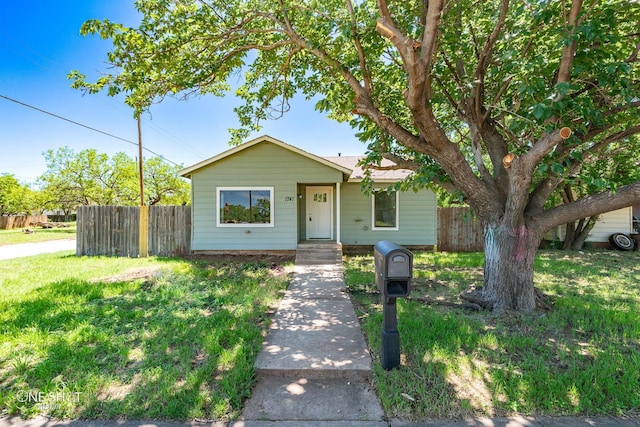 view of front of property featuring a front lawn