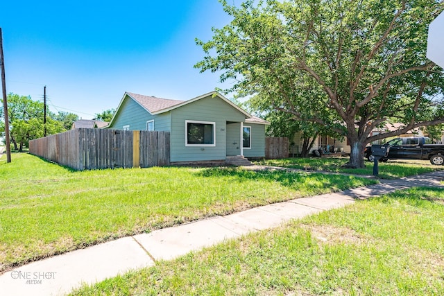 view of front of property featuring a front yard