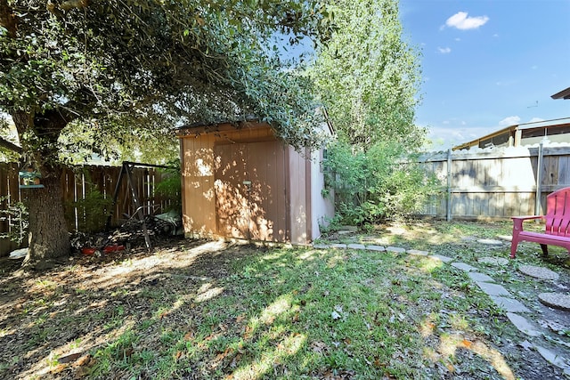 view of yard with a storage shed