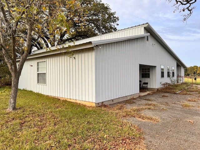 view of side of property featuring a lawn