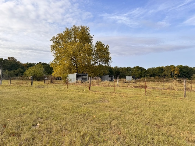 view of yard featuring a rural view