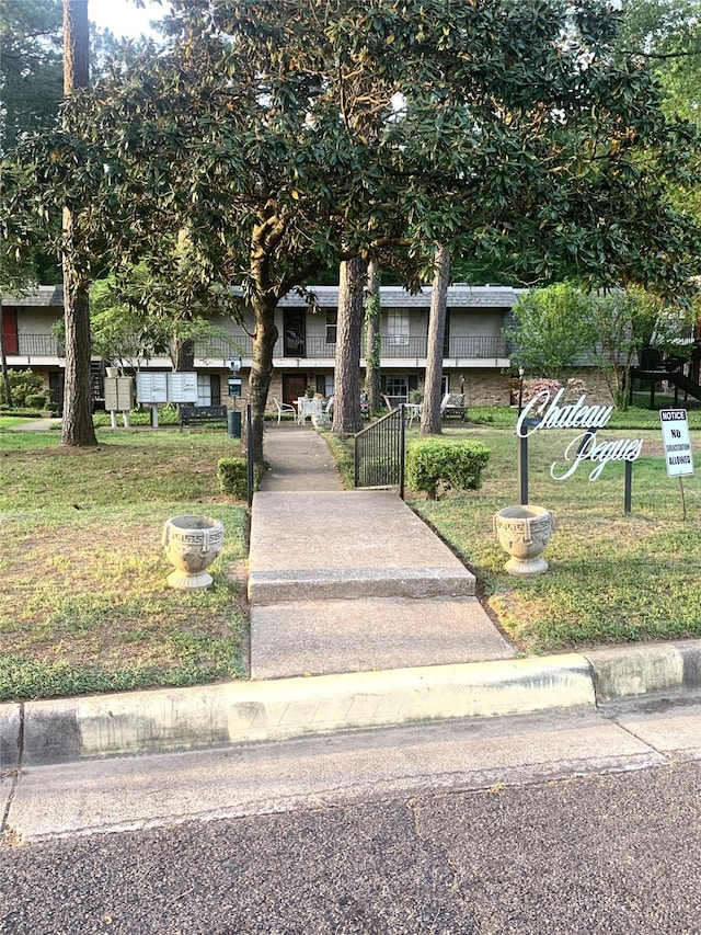 view of front facade with a front yard