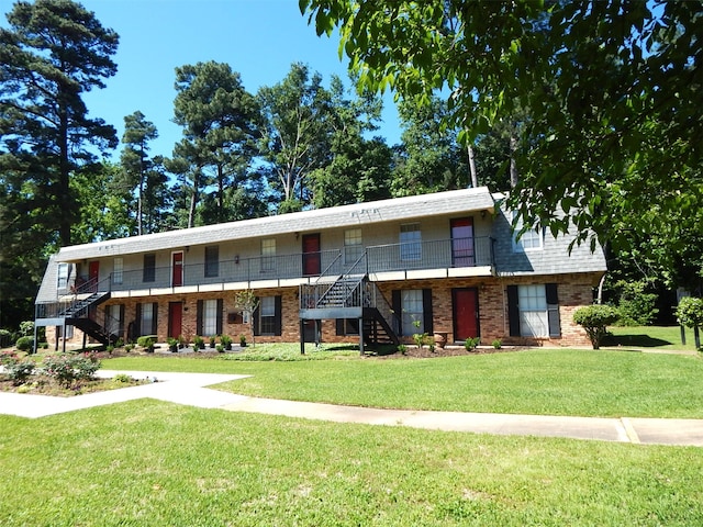 view of front of property featuring a front yard