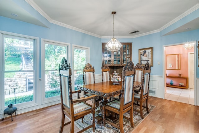 dining area with an inviting chandelier, light wood-style floors, and visible vents