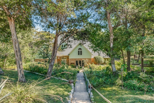 view of front of property with a front lawn