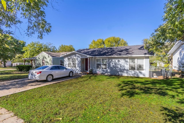 ranch-style home featuring a front lawn