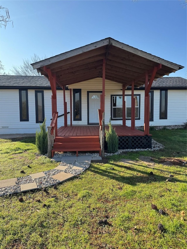 view of front of property featuring a porch and a front lawn