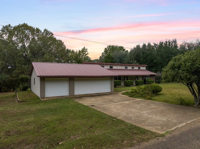 view of front of property featuring a yard