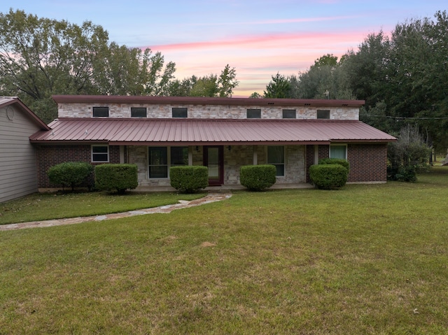 view of front of house featuring a lawn and a garage