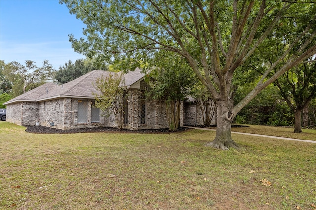 view of front of property with a front yard