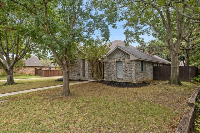 view of front facade featuring a front yard