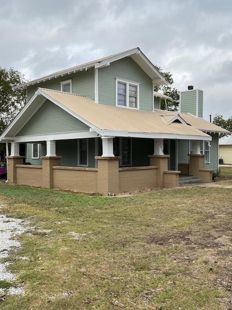 view of front of home featuring a front lawn