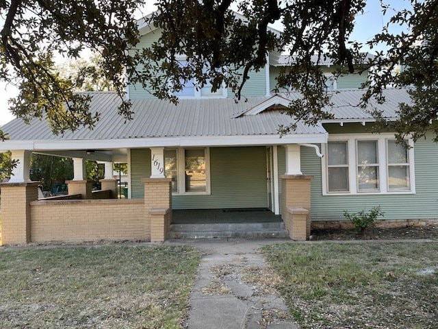 view of front of house with a porch and a front lawn