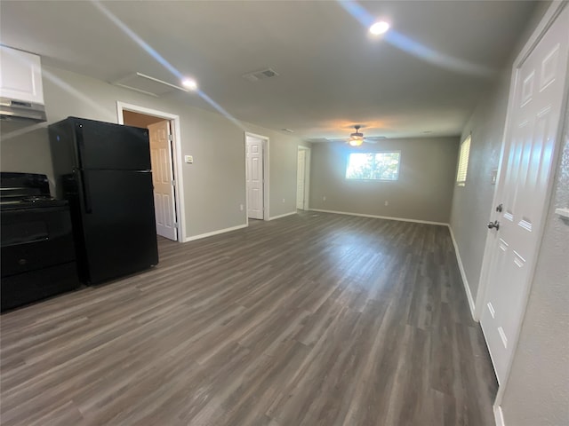 spare room featuring dark wood-type flooring and ceiling fan