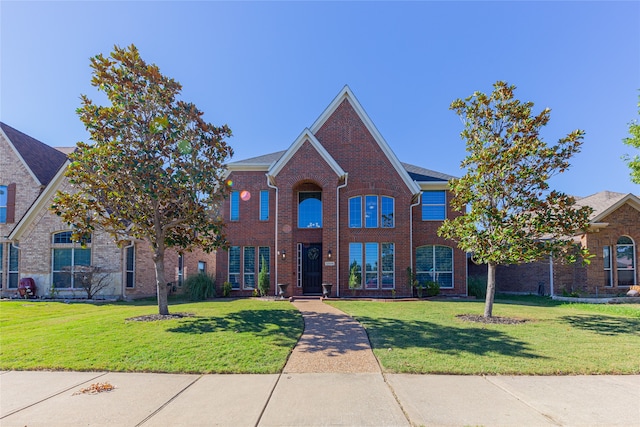 view of front of property featuring a front lawn